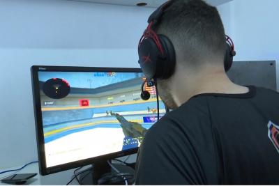 jovem jogando videogame no computador