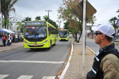 agente de trânsito observa ônibus